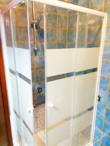 una doccia con porte in vetro in bagno di Meridiana, 2 Bedrooms a Caorle