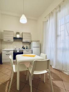 A kitchen or kitchenette at Castelnuovo Rooms #Politeama