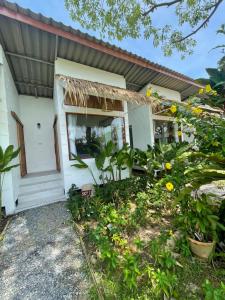Issara Beach Resort Beachfront外面的花园