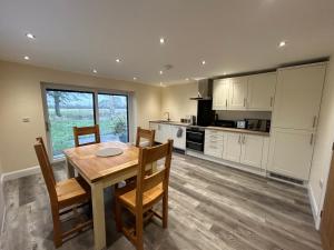 Køkken eller tekøkken på Four Bedroom House With Private Pool - Stunning countryside location with parking close to Chester City Centre