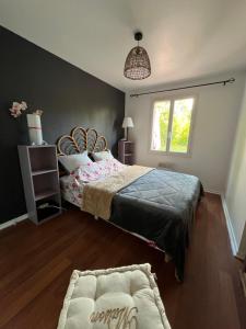 a bedroom with a large bed and a window at Gîte Le Crot de Villiers avec Bain Nordic in Dornecy
