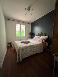 a bedroom with a bed and a window at Gîte Le Crot de Villiers avec Bain Nordic in Dornecy