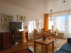 费斯恩2-Raum FeWo Siebenschläfer - Hallenbad & Sauna的一间带电视和餐桌的客厅