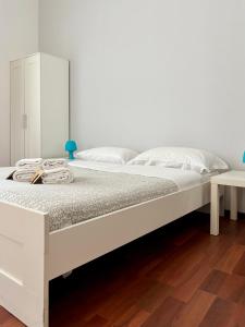 A bed or beds in a room at Castelnuovo Rooms #Politeama