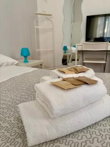 A bed or beds in a room at Castelnuovo Rooms #Politeama