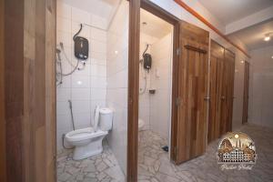 Koupelna v ubytování Parlor Hotel