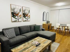 una sala de estar con un sofá y una mesa en Ocean View Apartments at the heart of Gold Coast, en Gold Coast