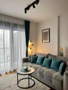 een woonkamer met een bank en een tafel bij Safran 604 in Zlatibor