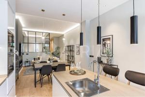 Nhà bếp/bếp nhỏ tại Designer Apartment 3