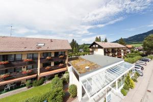 费斯恩4-Raum FeWo Silberdistel - Hallenbad & Sauna的享有酒店和大楼的空中景致