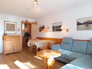 费斯恩4-Raum FeWo Silberdistel - Hallenbad & Sauna的客厅里有一张沙发和一张桌子。