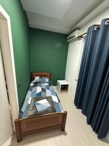 Tirana Blloku Vibes Hostel客房内的一张或多张床位