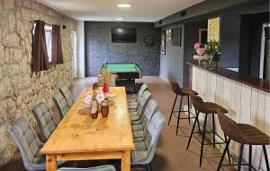 TV a/nebo společenská místnost v ubytování 4 Bedroom Nice Home In Gornji Vinjani