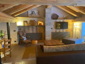 a living room with a couch and a tv at Borgo Casa Felice in Monfol
