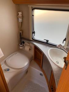Koupelna v ubytování La Croisée, Caravane avec toilette et lavabo - particulier