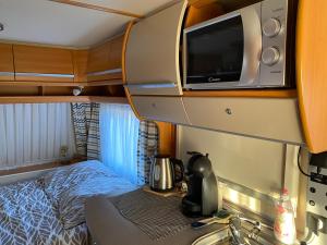 Kuchyň nebo kuchyňský kout v ubytování La Croisée, Caravane avec toilette et lavabo - particulier