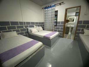 Postel nebo postele na pokoji v ubytování Edy's Nest