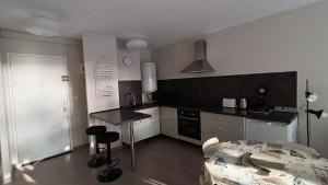 Η κουζίνα ή μικρή κουζίνα στο L'Ostréa T2 avec piscine et parking face plage