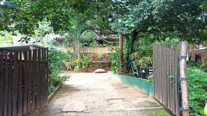 Um jardim no exterior de Prasanna Hotel and Rest