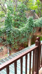 Um jardim no exterior de Prasanna Hotel and Rest