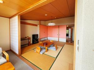 伊東市にある貸温泉リゾートBLOOMのテーブルとソファのあるリビングルーム