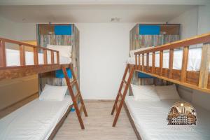 Postel nebo postele na pokoji v ubytování Parlor Hotel