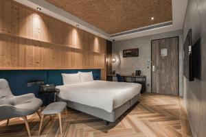 Una televisión o centro de entretenimiento en Hotel Leisure 台南行旅-巷弄潮旅