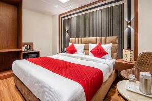 Postel nebo postele na pokoji v ubytování Hotel AVAAS - Faiz Road Karol Bagh + 20 fotografií
