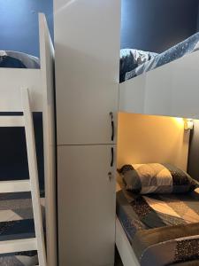 Tirana Blloku Vibes Hostel客房内的一张或多张床位