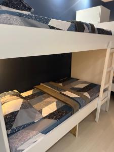 Tirana Blloku Vibes Hostel客房内的一张或多张双层床