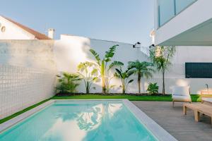 ein Swimmingpool im Hinterhof eines Hauses in der Unterkunft Botánica by Caparica Experience in Charneca