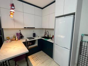 Kuchyň nebo kuchyňský kout v ubytování Студия в ЦО Радуга Вест + 2 fotografie