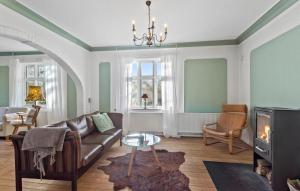 HumbleにあるFour-Bedroom Holiday Home In Humbleのソファとテーブルのあるリビングルーム