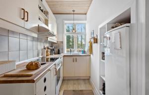 HumbleにあるFour-Bedroom Holiday Home In Humbleの白いキャビネットとシンクのあるキッチン