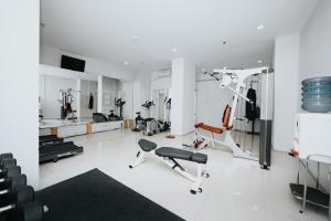 Fitness centrum a/nebo fitness zařízení v ubytování Tmansari Mahogany Apartement By Cozy