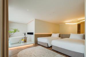 Postel nebo postele na pokoji v ubytování 汕头妈屿蓝MASULAND Sea View Hotel