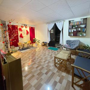 a living room with a couch and a table at Cuối Tuần Homestay in Khu Chi Lăng