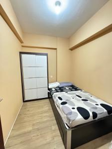 Postel nebo postele na pokoji v ubytování Tmansari Mahogany Apartement By Cozy