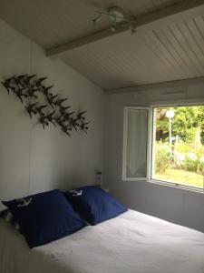 a bedroom with a large bed with a window at Chalet grand confort Bassin d'Arcachon in La Teste-de-Buch