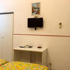 Televizors / izklaižu centrs naktsmītnē Albergo Ape Elbana