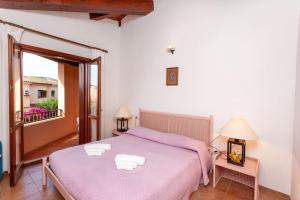 a bedroom with a bed with two towels on it at Villetta Perla Marina 2 in San Teodoro
