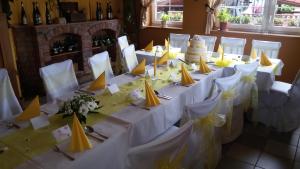 Reštaurácia alebo iné gastronomické zariadenie v ubytovaní Restaurace - penzion Bavorský dvůr