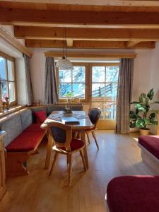 ローファーにあるFerienwohnung Brennerbauerのテーブルとソファのあるリビングルーム