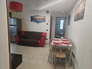 a living room with a table and a couch at Selida Aquamarine House in Vasto
