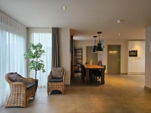 ein Wohnzimmer mit Esstisch und Stühlen in der Unterkunft Vakantiehuis de Reiger SE15 in Serooskerke