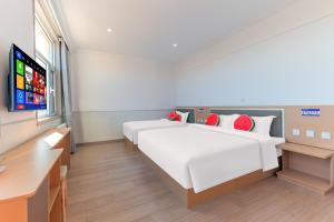 北京市にあるBeijing Watermelon Journey Hotel - Daxing Airportのベッドルーム(白いベッド1台、薄型テレビ付)