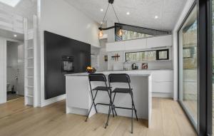 Η κουζίνα ή μικρή κουζίνα στο Cozy Home In Faaborg With Wifi