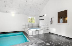 Πισίνα στο ή κοντά στο Lovely Home In Blåvand With Kitchen +23 φωτογραφίες