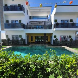 an external view of a building with a swimming pool at Chambres d'hôtes saly in Saly Portudal