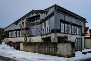 a black and white house in the snow at 浮遊のいえ 建築家原広司の住宅作品 Floating House A Private Stay in the Art of Architect Hiroshi Hara in Joetsu